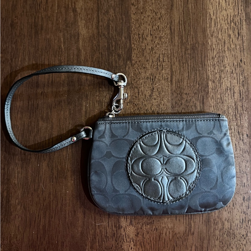 Coach Small Wristlet Gray Bag. Zip closure. Classic Signature logo. Versatile - Picture 3 of 7